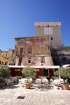 Una graziosa piazzetta a San Felice Circeo, Lazio, con l'orologio cittadino sullo sfondo.
