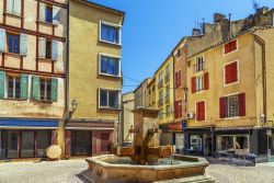 Una graziosa piazzetta con fontana nel centro storico di Narbona, Francia.

