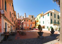 Una graziosa piazzetta del centro storico di Laigueglia, Liguria - © Mor65_Mauro Piccardi / Shutterstock.com