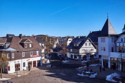 Una graziosa piazzetta nel centro del villaggio tedesco di Winterberg. Siamo nel Sauerland, regione collinare scarsamente popolata della zona sud-orientale nella Renania Settentrionale-Vestfalia ...