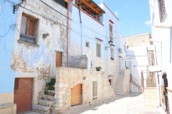 Una graziosa piazzetta nel centro storico di Casamassima, Puglia, con gli edifici dalle facciate azzurre.



