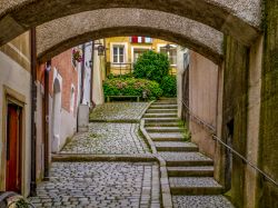 Una graziosa scalinata laterale lungo una via del centro storico di Passau, Germania.

