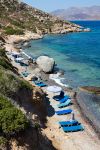 Una graziosa spiaggia sull'isola di Telendos (grecia) fotografata dall'alto con lettini e ombrelloni.

