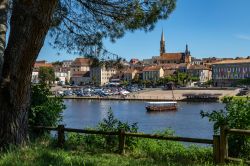 Una graziosa veduta della cittadina di Bergerac, Francia, con il fiume Dordogna.
