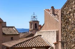 Una graziosa veduta sui tetti di Sainte-Maxime, Francia, affacciata sul golfo di Saint-Tropez.

