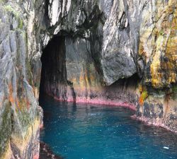 Una grotta marina (sea cave) sulla costa di Skellig Michael in Irlanda