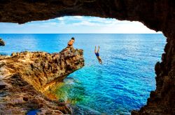 Una grotta nei pressi di Cape Greco a Ayia Napa, Protaras, isola di Cipro. Questo parco naturale protetto si può esplorare con una barca. Il Mediterraneo è limpido e trasparente.




 ...