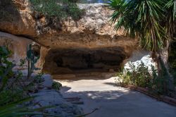 Una grotta nel Santuario di Nostra Signora di Lampedusa, isole Pelagie, Italia