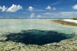 Una grotta sottomarina sull'atollo di Anaa, Polinesia Francese: costituito da 11 piccole isole questo atollo è un vero e proprio paradiso naturale.
