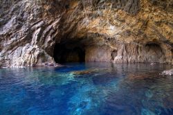 Una grotta sulla costa frastagliata di Palmarola, Isole Pontine