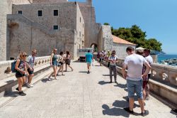 Una guida turistica mostra i luoghi del film Game of Thrones a Dubrovnik, Croazia - © DarioZg / Shutterstock.com
