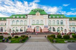 Una imponente stazione ferroviaria a Chabarovsk in Russia - © saiko3p / Shutterstock.com