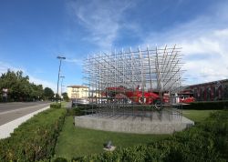 Una installazione con una Ferrari di Formula 1 accoglie i vistatori del Ferrari Museum di Maranello - © TMP - An Instant of Time / Shutterstock.com