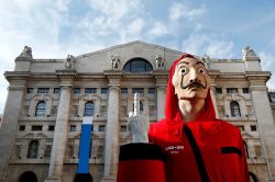 Una installazione nel centro di Milano dedicata alla fiction TV  spagnola La Casa de Papel - © Andrea Raffin / Shutterstock.com