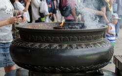 Una lampada votiva brucia al tempio Todaiji nella città di Nara, Giappone - © Lerner Vadim / Shutterstock.com