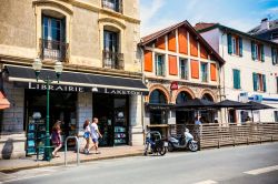 Una libreria e un caffé lungo una stradina del centro di Saint-Jean-de-Luz (Francia) - © Sun_Shine / Shutterstock.com