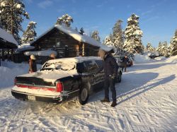 Una limousine pronta a trasportare turisti durante l'inverno a Saariselka, Finlandia - © Mihai Speteanu / Shutterstock.com