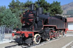 Una locomotiva nera vicino alla stazione dei treni di Amasya, Turchia.

