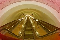 Scala mobile nella metropolitana di Mosca, Russia - Una lunga scala mobile attraversa una delle stazioni della linea metro di Mosca, fra le più frequentate al mondo © marino bocelli ...