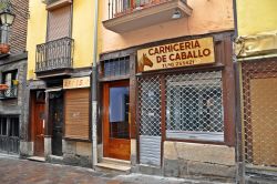 Una macelleria equina in una via di Vitoria Gasteiz, Spagna - © Alina Bratosin / Shutterstock.com