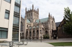 Una maestosa chiesa con guglie nel centro storico di Cleveland, Ohio, USA.
