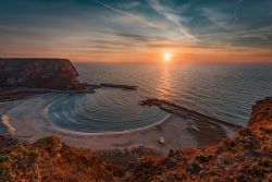 Una magnifica alba invernale a Bolata Bay, provincia di Varna, Bulgaria. Si tratta di una piccola insenatura situata nella costa settentrionale bulgara del Mar Nero.

