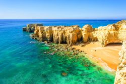 Una magnifica spiaggia in Algarve, zona di Albufeira in Portogallo
