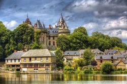 Una magnifica vista di Combourg e del suo castello in Bretagna, Francia. Questa fortezza è una delle più antiche della Bretagna oltre che uno dei principali simboli della cittadina.
 ...