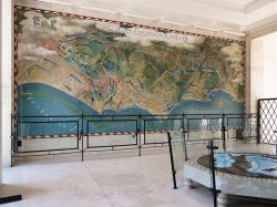Una mappa a muro del Cimitero Militare Americano di Nettuno, Lazio © Gianluca Rasile / Shutterstock.com

