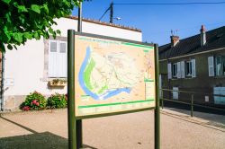Una mappa del Comune di Germigny-des-Pres, Francia. Siamo nel dipartimento del Loiret nella regione della Valle della Loira - © vvoe / Shutterstock.com