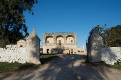 Una masseria fortificata a Cisternino in Puglia, vicino alla zona dei trulli - © Francesco Loliva / Shutterstock.com