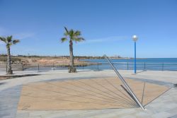 Una meridiana sul lungomare di Orihuela, Spagna. Da qui il panorama che si può ammirare sul Mediterraneo che lambisce le coste della città è davvero suggestivo - © Free ...