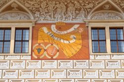 Una meridiana sulla facciata del castello di Litomysl, Repubblica Ceca. Questa bella costruzione rinascimentale fa parte dei patrimoni dell'Umanità dell'Unesco dal 1999.

