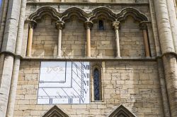 Una meridiana sulla facciata della cattedrale di Peterborough, Regno Unito. L'edificio religioso è dedicato a San Pietro, San Paolo e Sant'Andrea.
