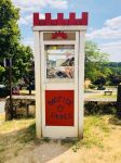 Una minuscola bilbioteca per lo scambio di libri nel centro di Monpazier, Francia: ad ospitarla è una vecchia cabina telefonica - © Cmspic / Shutterstock.com