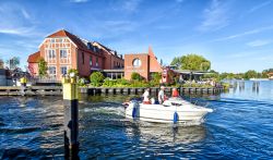 Una moderna barca a motore nel lago di Malchow, Meclemburgo-Pomerania (Germania). Questo bacino d'acqua fa parte della catena di laghi che si estende dal Muritz sino al lago di Plau - © ...