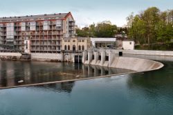 Una moderna centrale idroelettrica sul fiume Iller a Kempten, Germania - © struvictory / Shutterstock.com