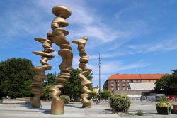 Una moderna opera scultorea in piazza Traingeln a Malmo, Svezia - © Michael715 / Shutterstock.com