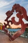 Una moderna scultura in ferro al tramonto nei pressi dell'Adelaide Oval, Australia - © DinoPh / Shutterstock.com