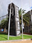 Una moderna scultura raffigurante un tram che sbuca dal terreno nel centro di Melbourne, Australia - © Robert Szymanski / Shutterstock.com