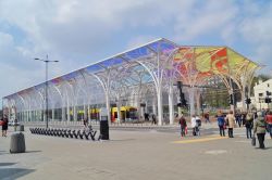 Una moderna stazione dei tram a Lodz, Polonia. A Lodz circa 60 milioni di passeggeri utilizzano annualmente questo mezzo di trasporto pubblico - © Mariola Anna S / Shutterstock.com