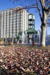 Una moderna torre dell'orologio fotografata a Memphis in autunno, Tennessee.
