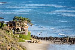 Una moderna villa affacciata sull'oceano a Malibu, California, USA. Sono molte le stelle dello spettacolo e del cinema che vivono in questa città a ovest della contea di Los Angeles.

 ...