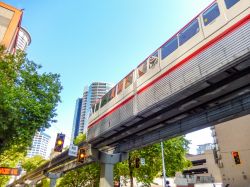 Una monorotaia corre su una sopraelevata in una strada di Seattle, Washington - © Ceri Breeze / Shutterstock.com