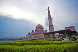 Una moschea nello stato di Selangor, Malesia, con le cupole color rosa.
