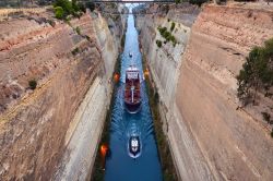 Una nave attraversa il canale di Corinto, Grecia, al tramonto. Collega l'omonimo golfo con il mar Egeo tagliando in due l'istmo che li separa.

