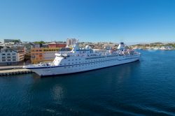 Una nave da crociera al porto di Kristiansund, Norvegia, in estate - © BPfoto / Shutterstock.com