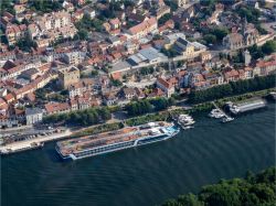 Una nave da crociera al porto fluviale di Confalns-Sainte-Honorine, Francia, vista dall'alto.

