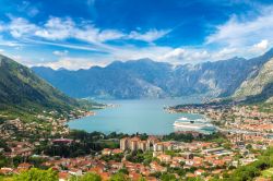 Una nave da crociera nel fiordo delle Bocche di Cattaro in Montenegro