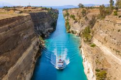 Una nave in transito nel canale di Corinto, Grecia. E' caratterizzato da un percorso rettilineo quasi completamente racchiuso da alte pareti rocciose a picco.
